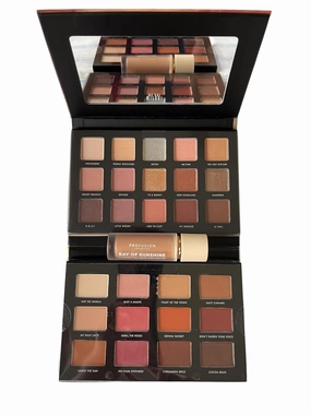 2 pieces of eyeshadow pallete with 27 shades of color and 1 piece of liquid highlighter (4mL)