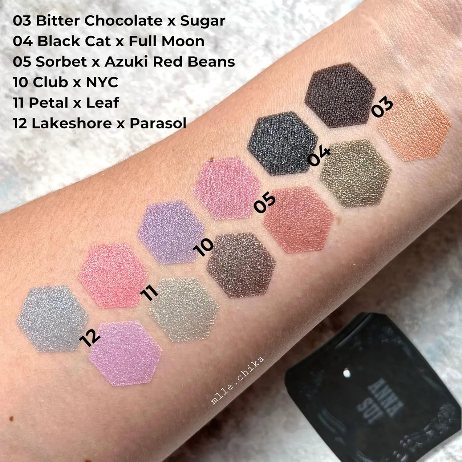 ANNA SUI - Eye Color Compact - Two-Tone Eye Shadow Fillers for Eyeshadow Palette - Pink and Green Long-Lasting Eye Makeup - 11 Petal x Leaf - 0.05 oz.