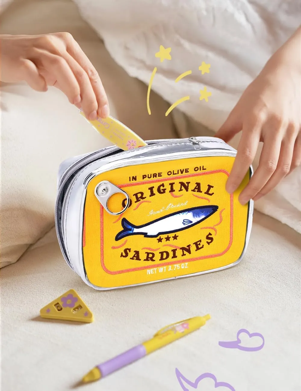 Cessfle Canned Sardines Makeup Bag, Funny Sardine Tin Fish Cosmetic Bag, Creative Cute Makeup Bag Kawaii Pencil Case Pouch, Coquette Make up Pouch for Women