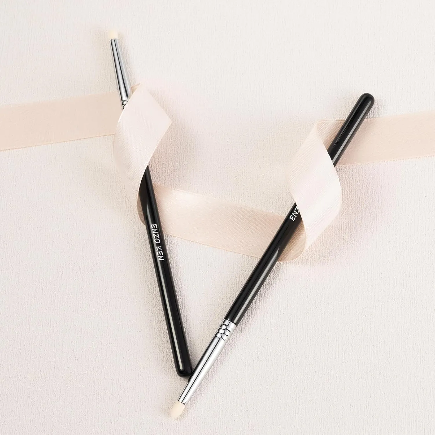 Natural Goat Hair Eyeshadow Brush, Small Blending Eye Shadow Brush, Eye Shadow Blending Brushes, Eye Blending Brush, Nose Contour Brush, Eyeshadow Blending Makeup Brushes. (E904S)